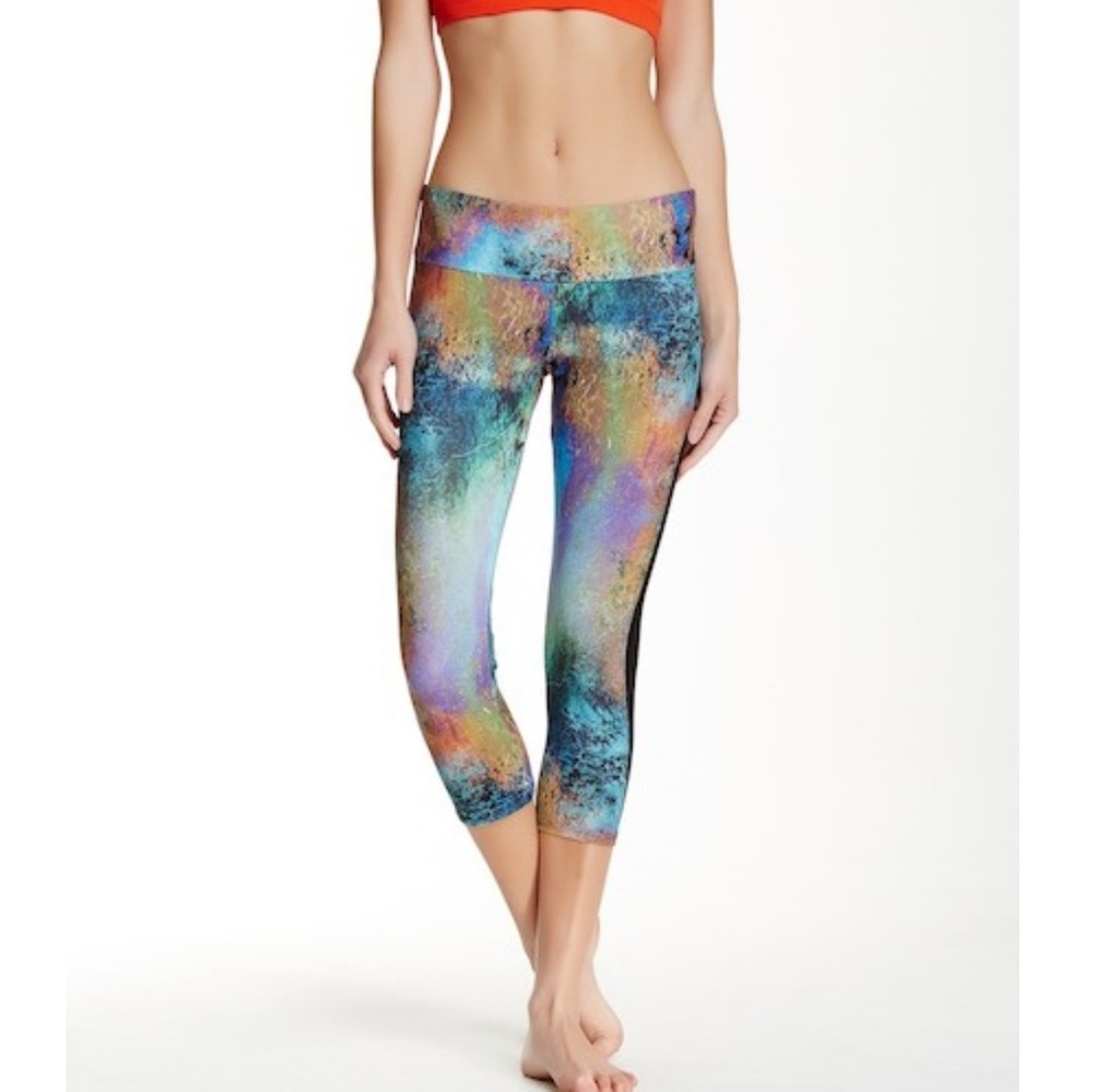 NWT Onzie Tuxedo Capri Leggings